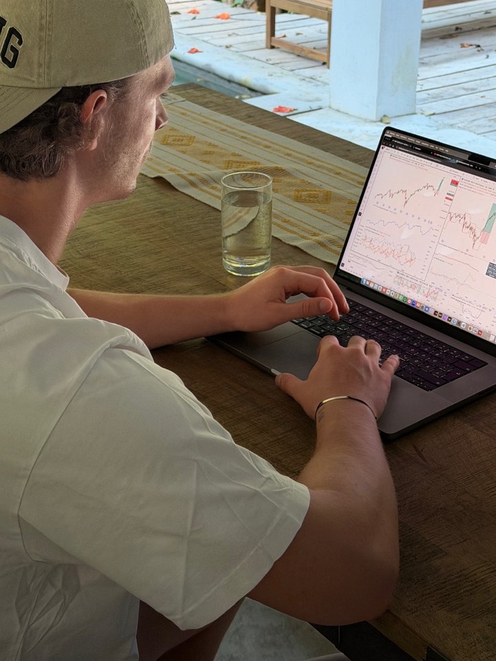 Am Laptop, draußen unterwegs
