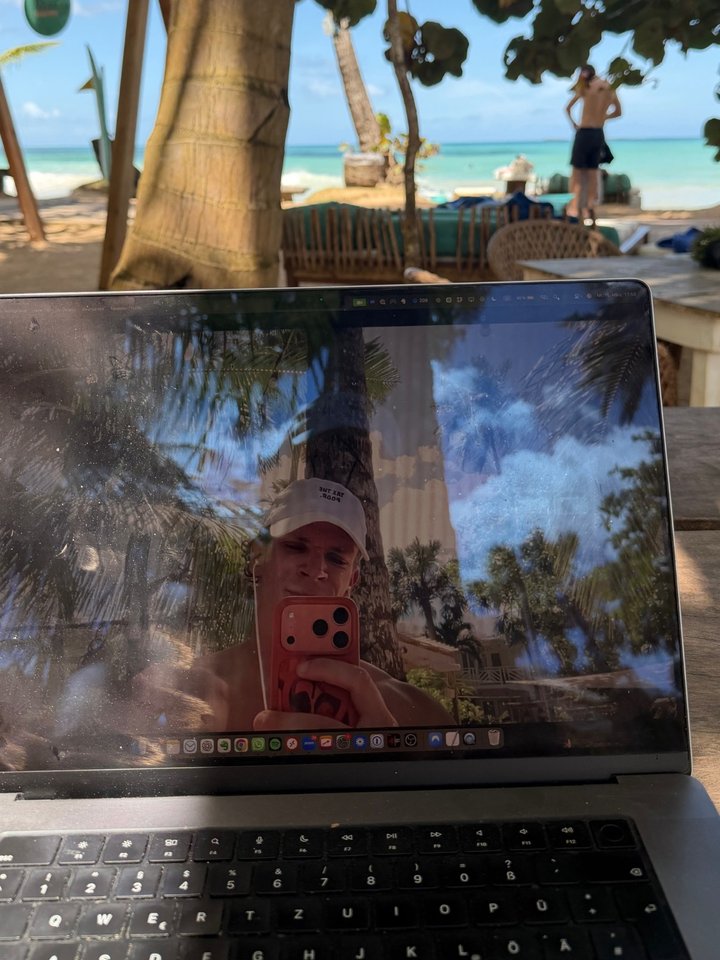 Laptop mit Charts am Strand