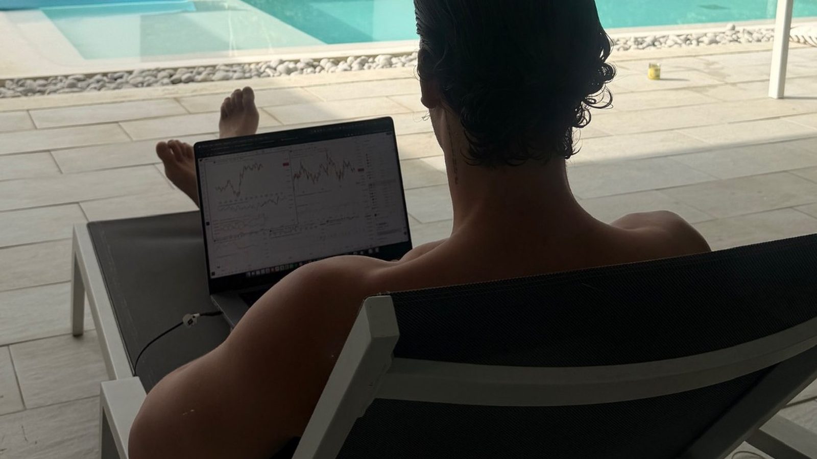 Trading vom Pool aus, Laptop mit Chart